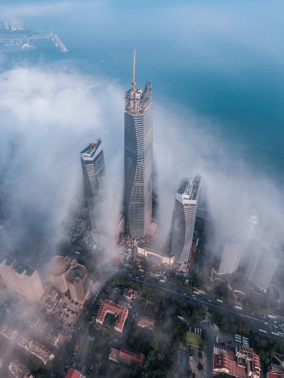 其中t2主塔建筑高度369米,是目前青岛市在建项目中的最高建筑,是山东