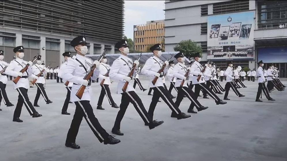 接受駐港部隊中式步操儀仗培訓的香港警察 圖自港媒