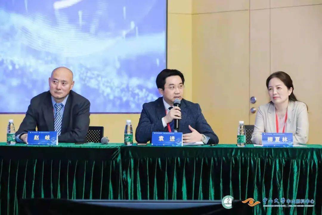 右一:李国新教授,右二:陈有信教授,右三:魏文斌教授接下来是眼科临床