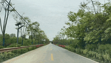 我们生活在这里很幸福"雨天一身泥的情况了再也没有晴天一身灰"现在村