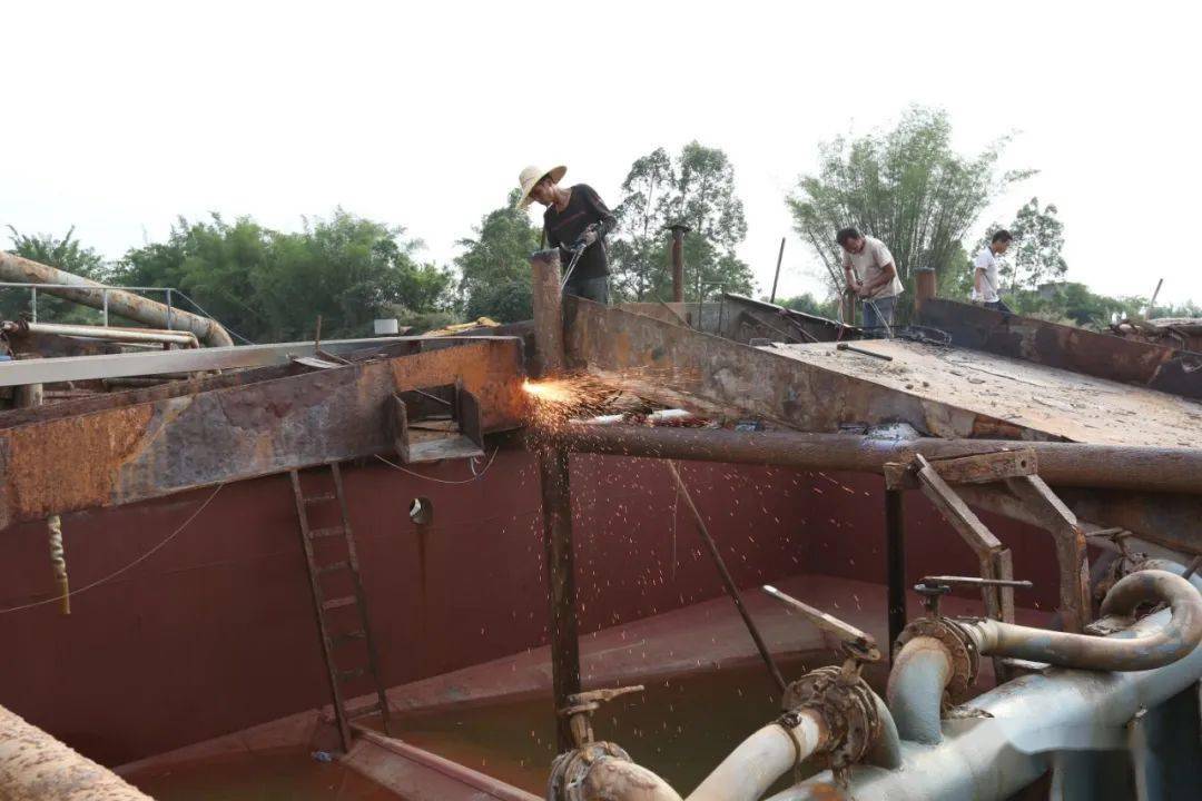 钦南区全面整治区域内非法采砂船