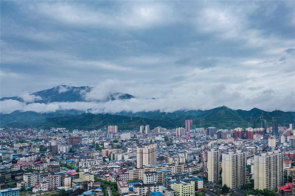 蓝山:雨后山城焕新颜_彭华