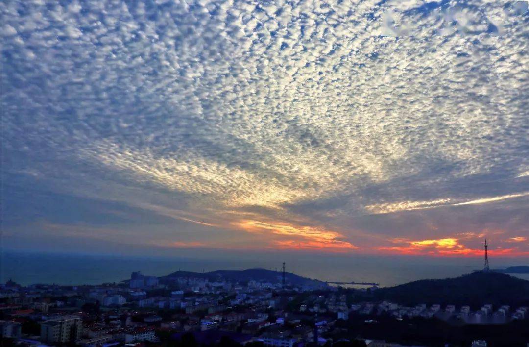 看这是长岛的鱼鳞云