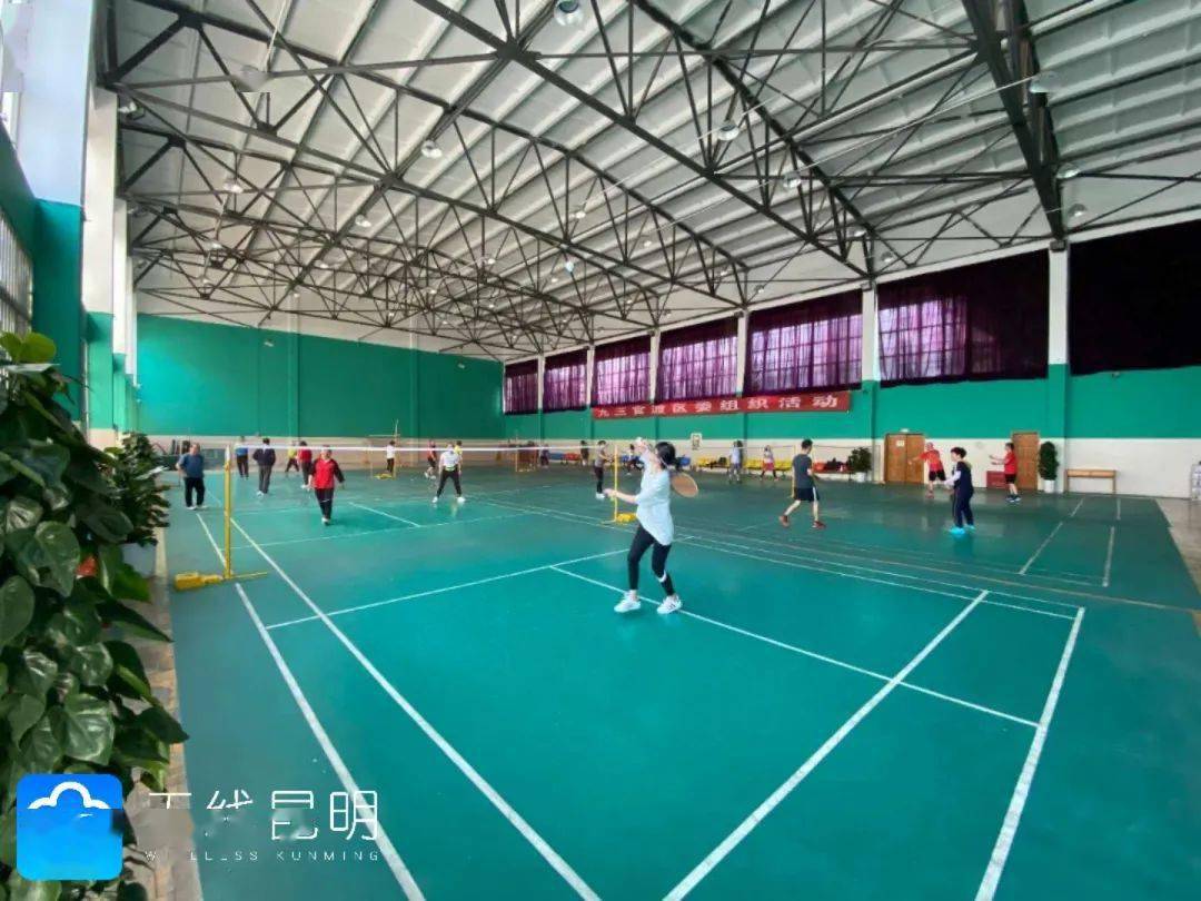 今天(4月14日)上午,记者一进入官渡区体育馆羽毛球馆,便看到6块场地