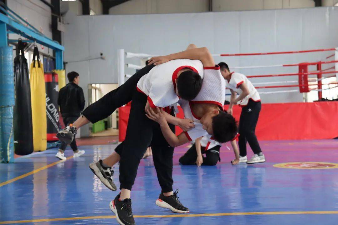 据了解,全国四大"跤城"之一的济南拥有深厚的中国式摔跤底蕴,刘广生