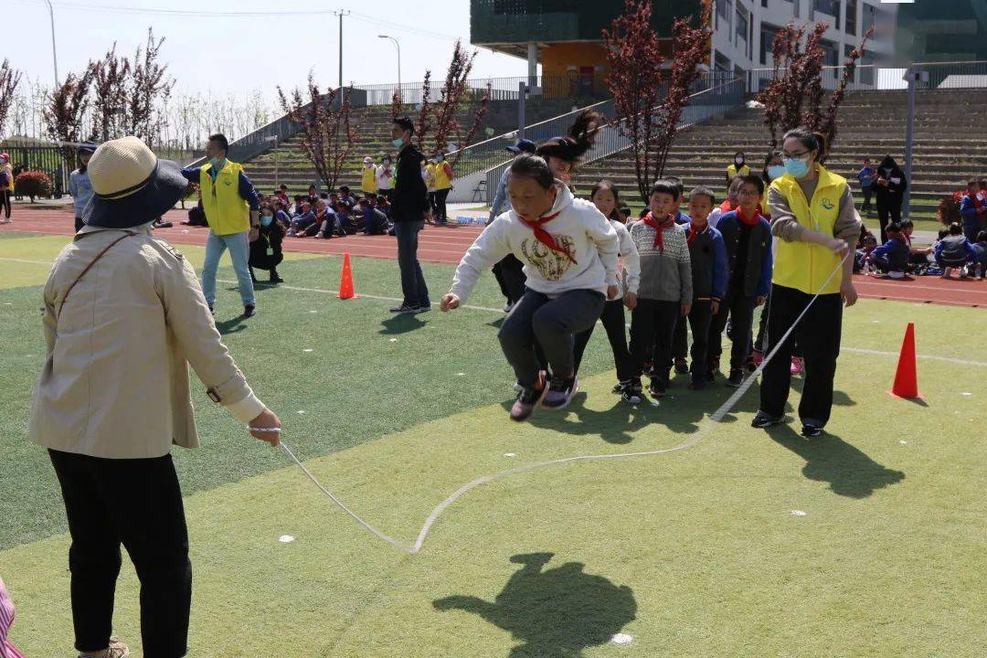 长绳蹦蹦跳跳的身影里,跳出生命的律动,带来笑语与欢声.