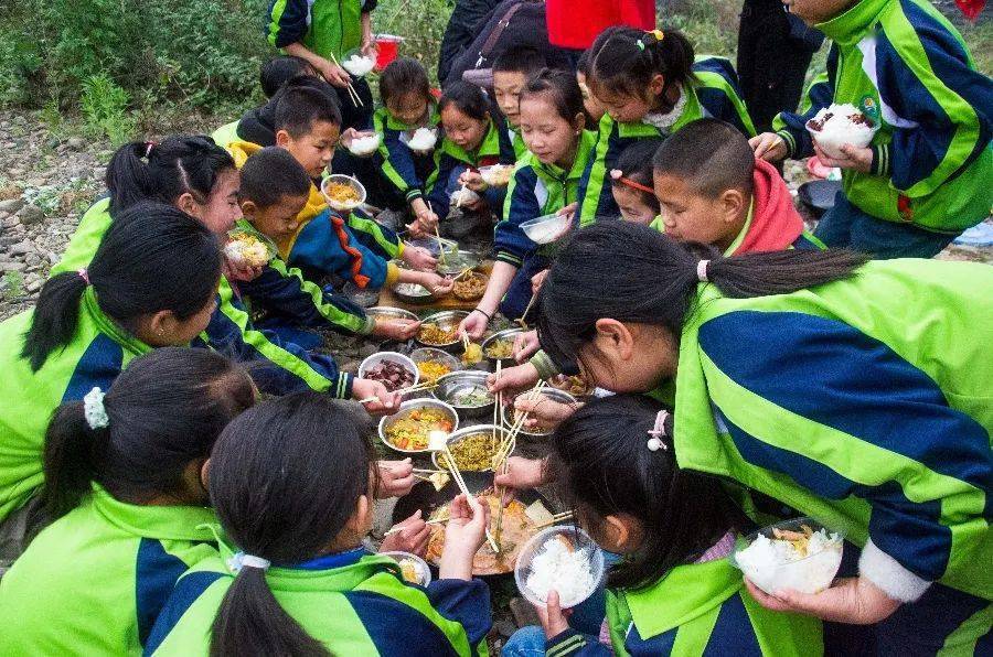 野炊活动瞧个个都是做饭小能手旧州镇平西坝数百名小学生集体野炊