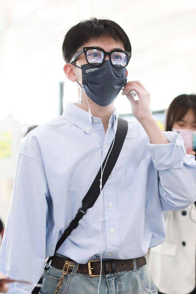 费启鸣顺毛发型黑框镜配衬衫超清爽 见粉丝360度挥手变乖乖仔_方对