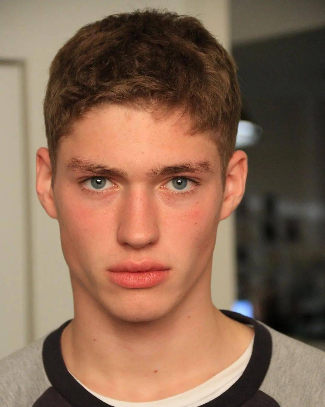 最近,男模特valentin humbroich登上了《icon》杂志2021年