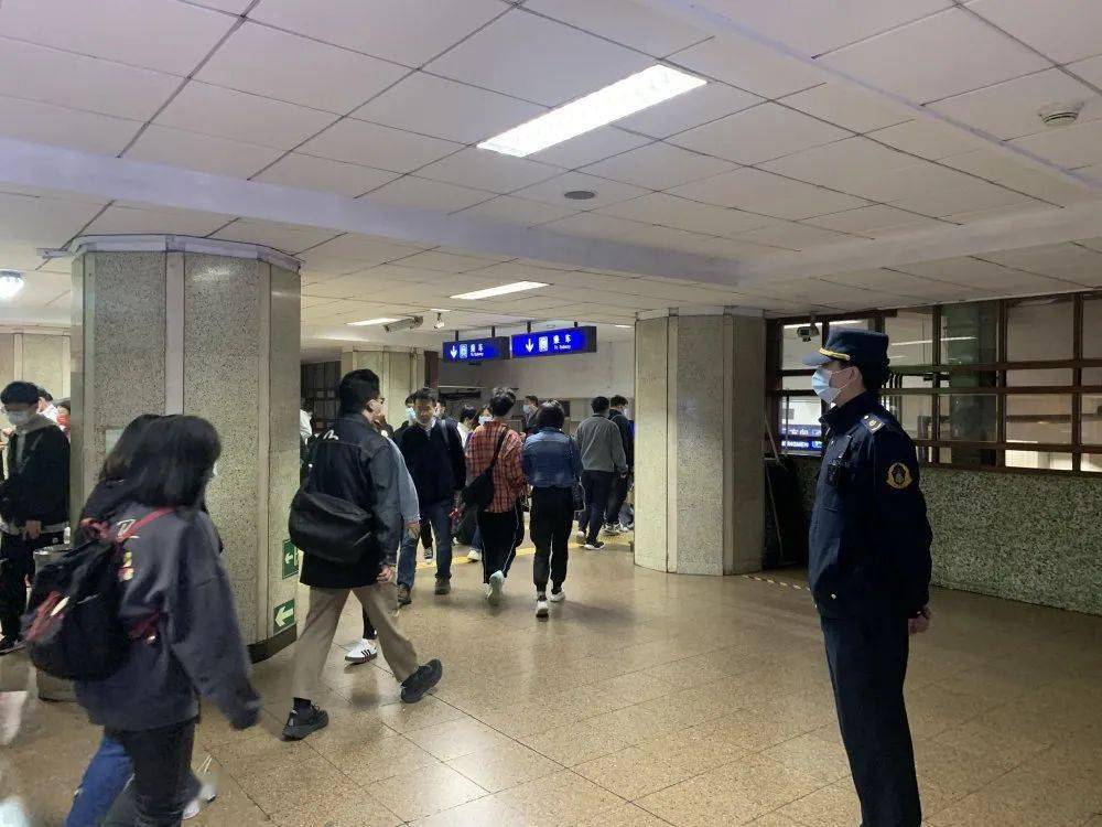 交通执法全力做好地铁积水潭站牡丹园站封站停运期间安全保障工作