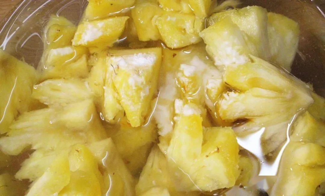 吃菠萝前用盐水泡就错了大厨教您正确做法菠萝吃着甜没涩味