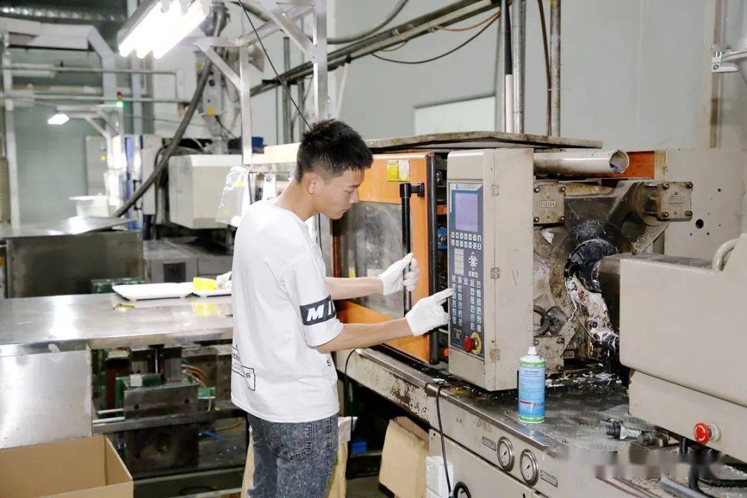 生产车间(魏杰 摄)参观交流中,吴卫东介绍了我市产业发展情况.