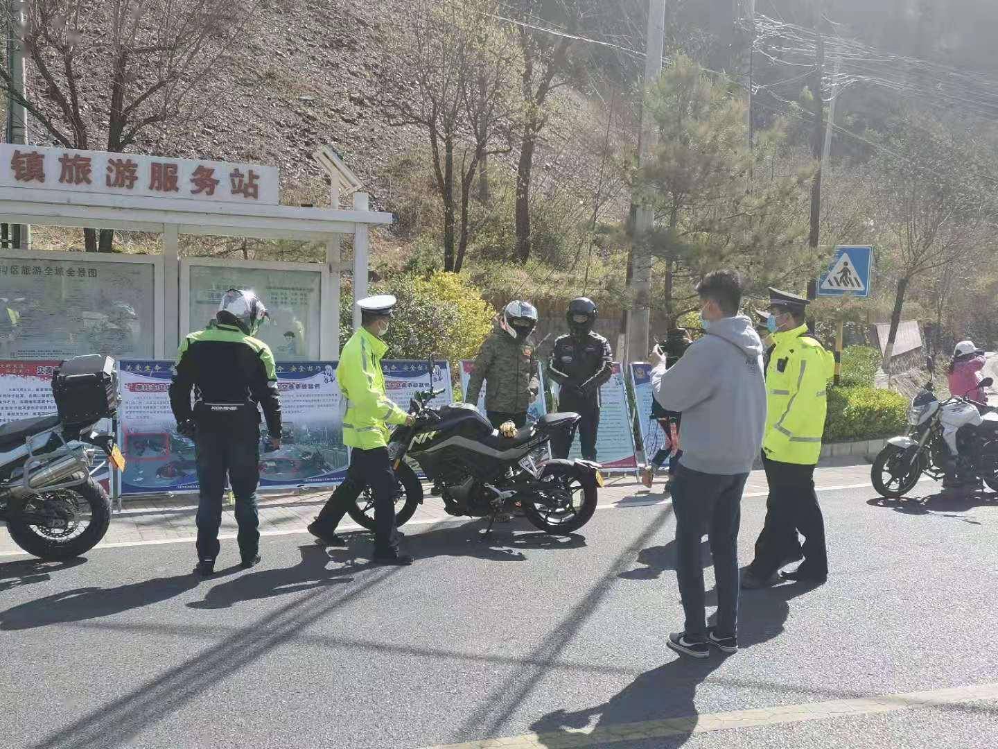 門頭溝遊客增多,警方進山路口嚴查摩托車違法