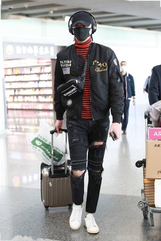 于小彤帅气全黑look大长腿太瞩目 推行李一路埋头沉浸音乐