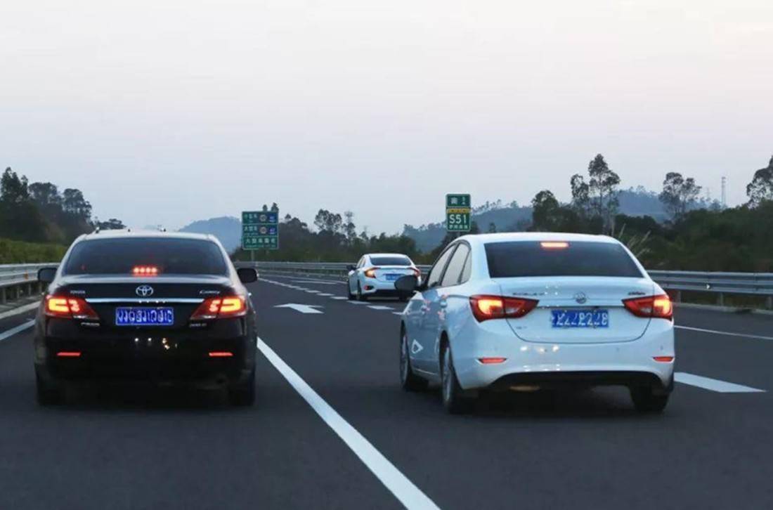 左側超車算違章?這幾種情況千萬不能左側超車