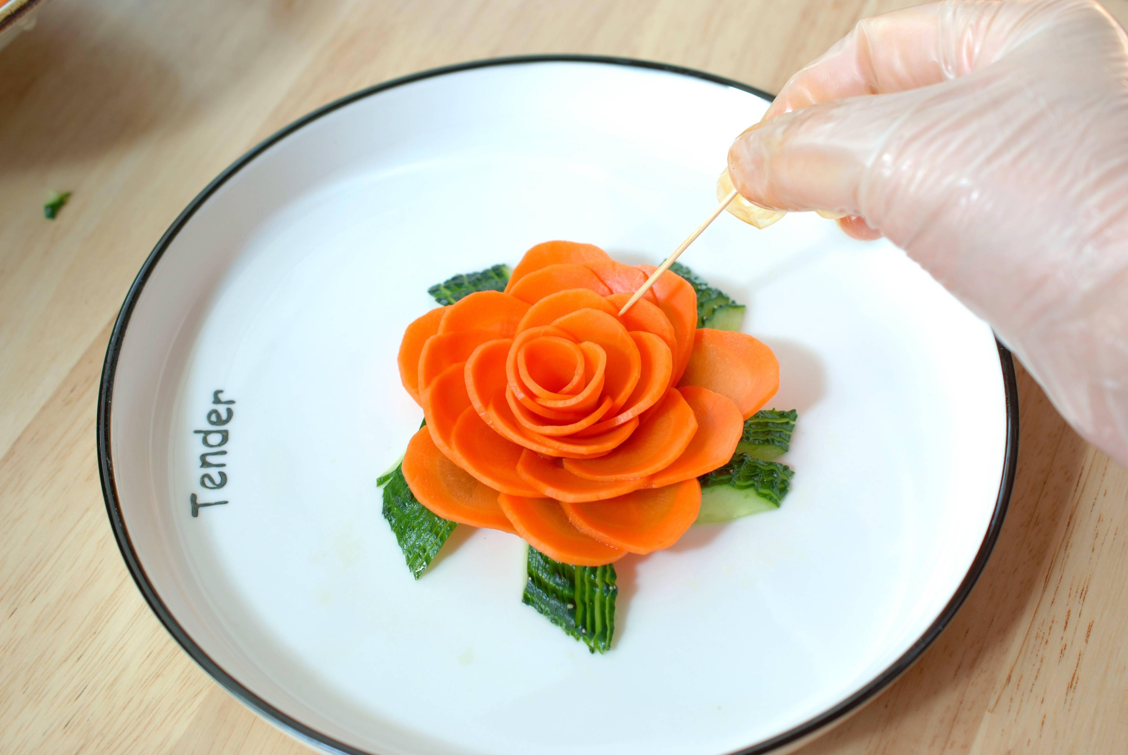 用1根胡萝卜做漂亮的萝卜花过年的菜品就用它来装饰太漂亮了_胡萝卜花的做法图解_美食图片