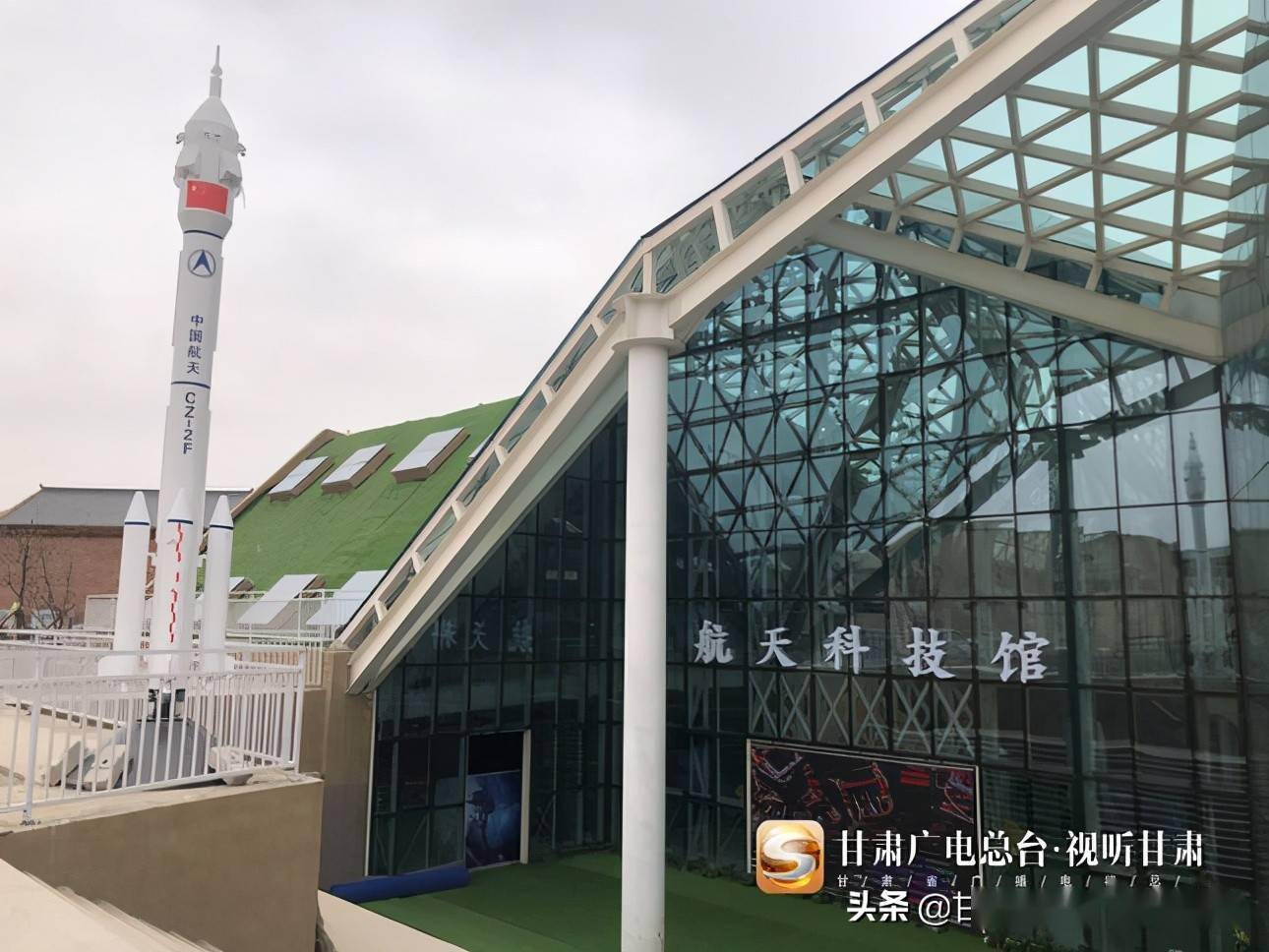 此次巡展将一直持续至7月,巡展共分为五个展区:红色宣教区,航天科技馆