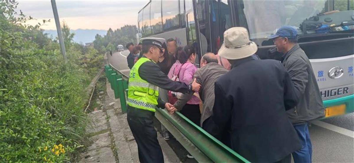 24名青海游客困在高架桥上，高警快速处置化险为夷
