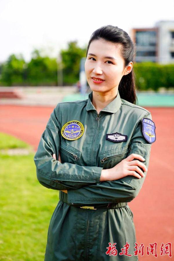 身着一袭深蓝色执勤服正在执勤,郑璐像照片中一样英姿飒爽.