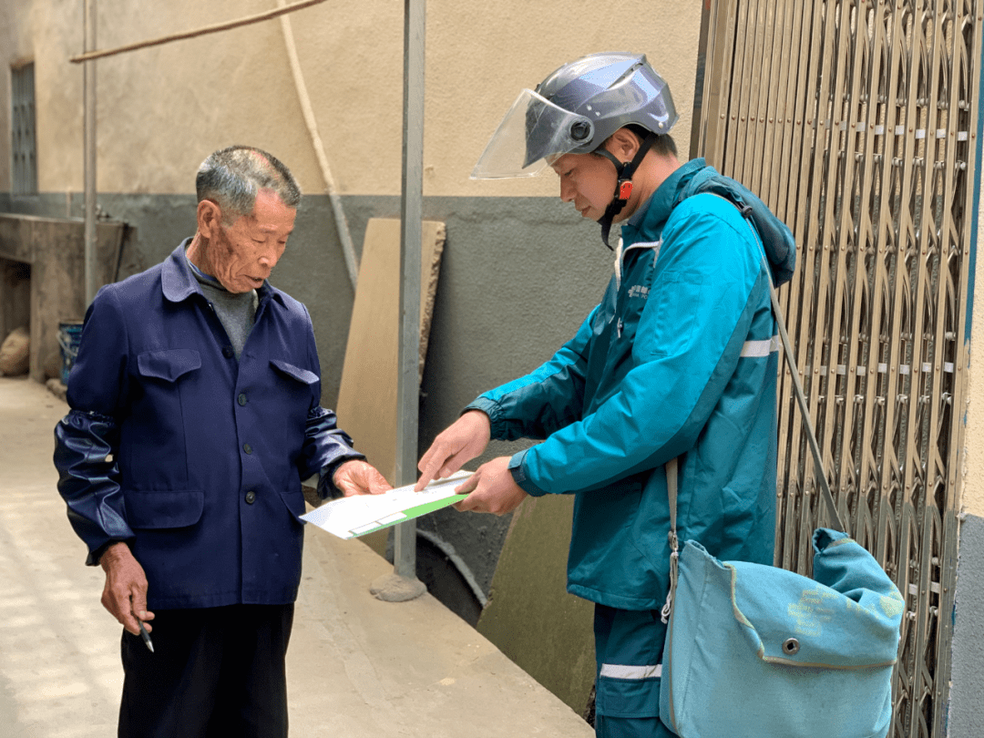 我为群众办实事送快递送报纸不忘送党史乡村邮递员以自己的方式办实事