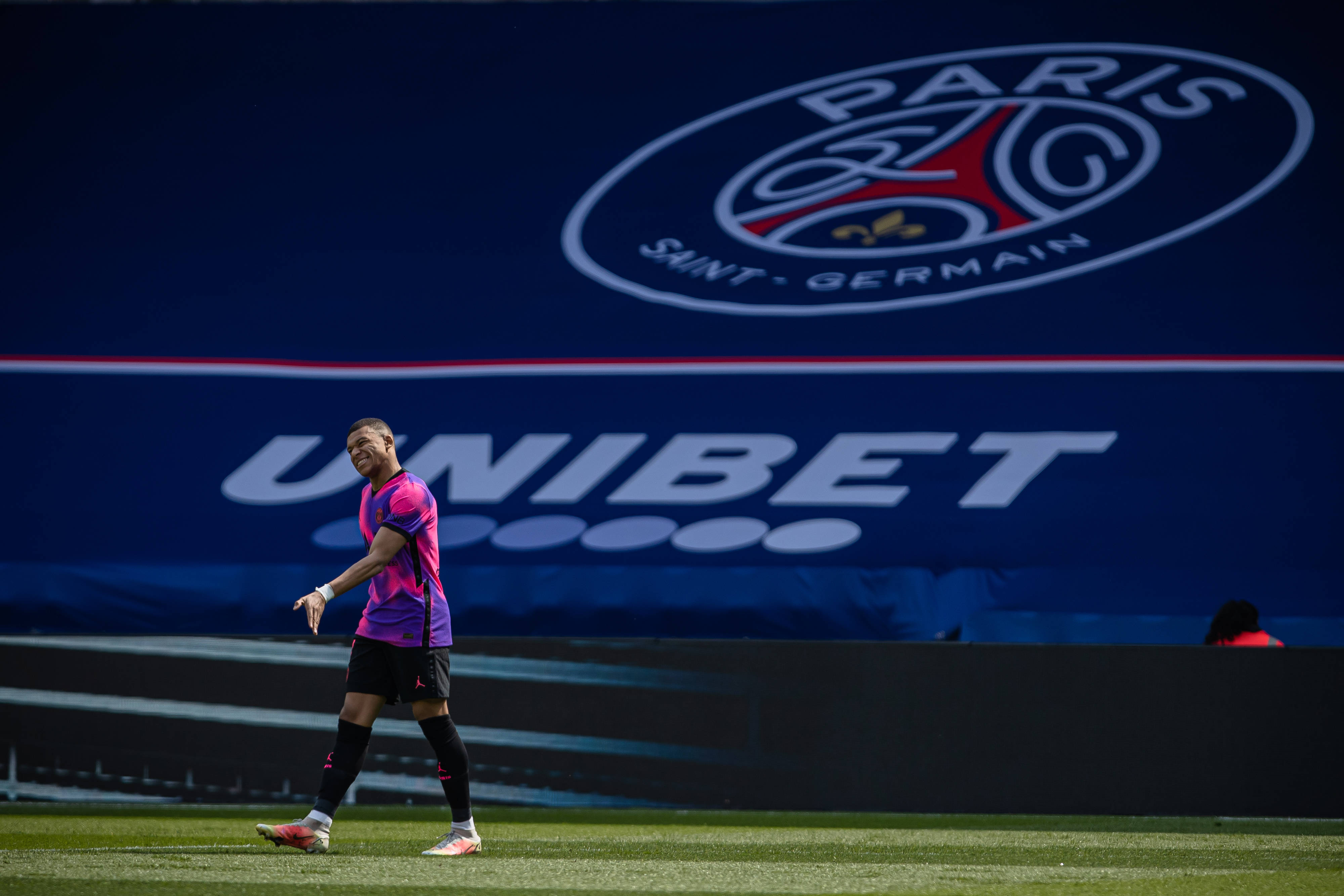 足球——法甲:巴黎圣日耳曼胜圣埃蒂安