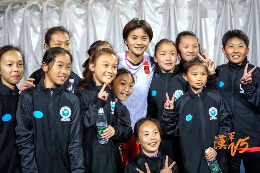 她得知小师妹王方雨,胡思思,屠然,段莹莹代表吴家山中学拿到了2018年