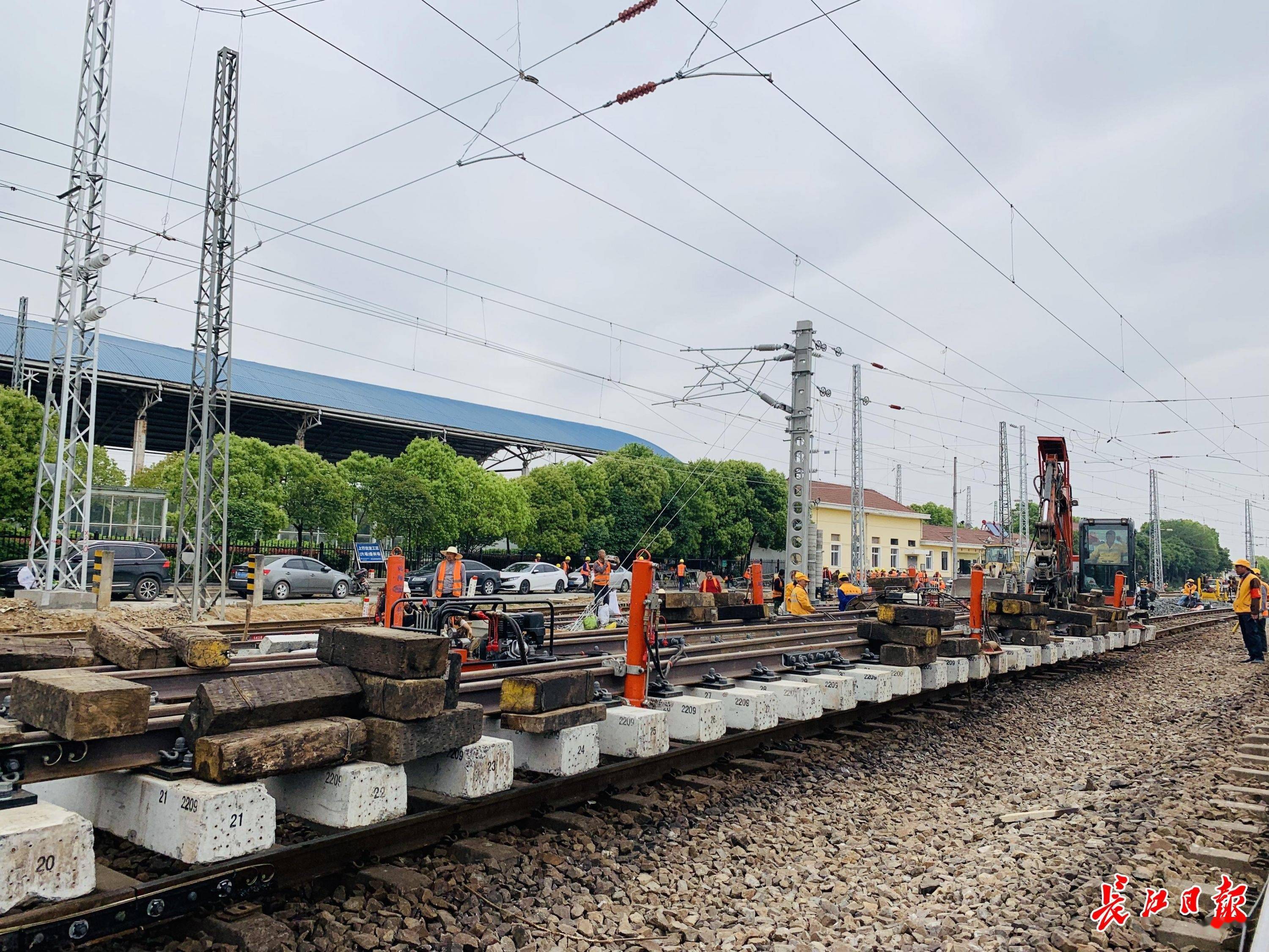 记者陶常宁 摄挖掘机换上"爪子",抓取钢轨,调整轨枕特别方便.