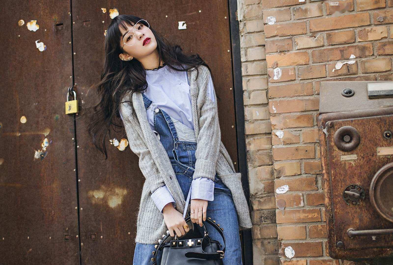 20岁女生穿搭典范学欧阳娜娜针织衫配短裙显瘦又具女神范