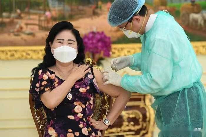 这次由于疫情原因,不去医院接种,而是直接在家和夫人,女儿一起接种,但