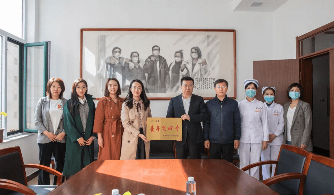 营口团市委为盖州市中心医院青年文明号集体授牌