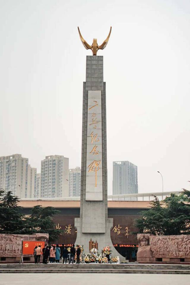 江岸车站附近,有座二七纪念馆.