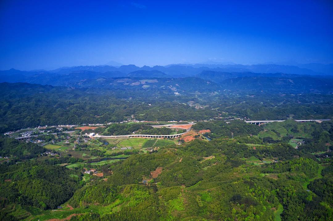 图集丨春日川西坝子丘陵碧绿似翡翠