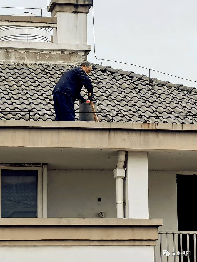 物业大爷上楼顶清扫垃圾业主拍图发圈点赞并为大爷安全担心