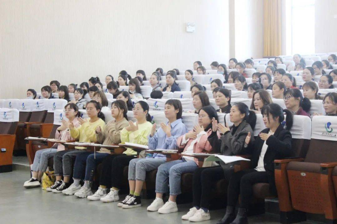 潘俞安老师与学员互动培训现场2一场音乐艺术体验之旅自2017年,担任