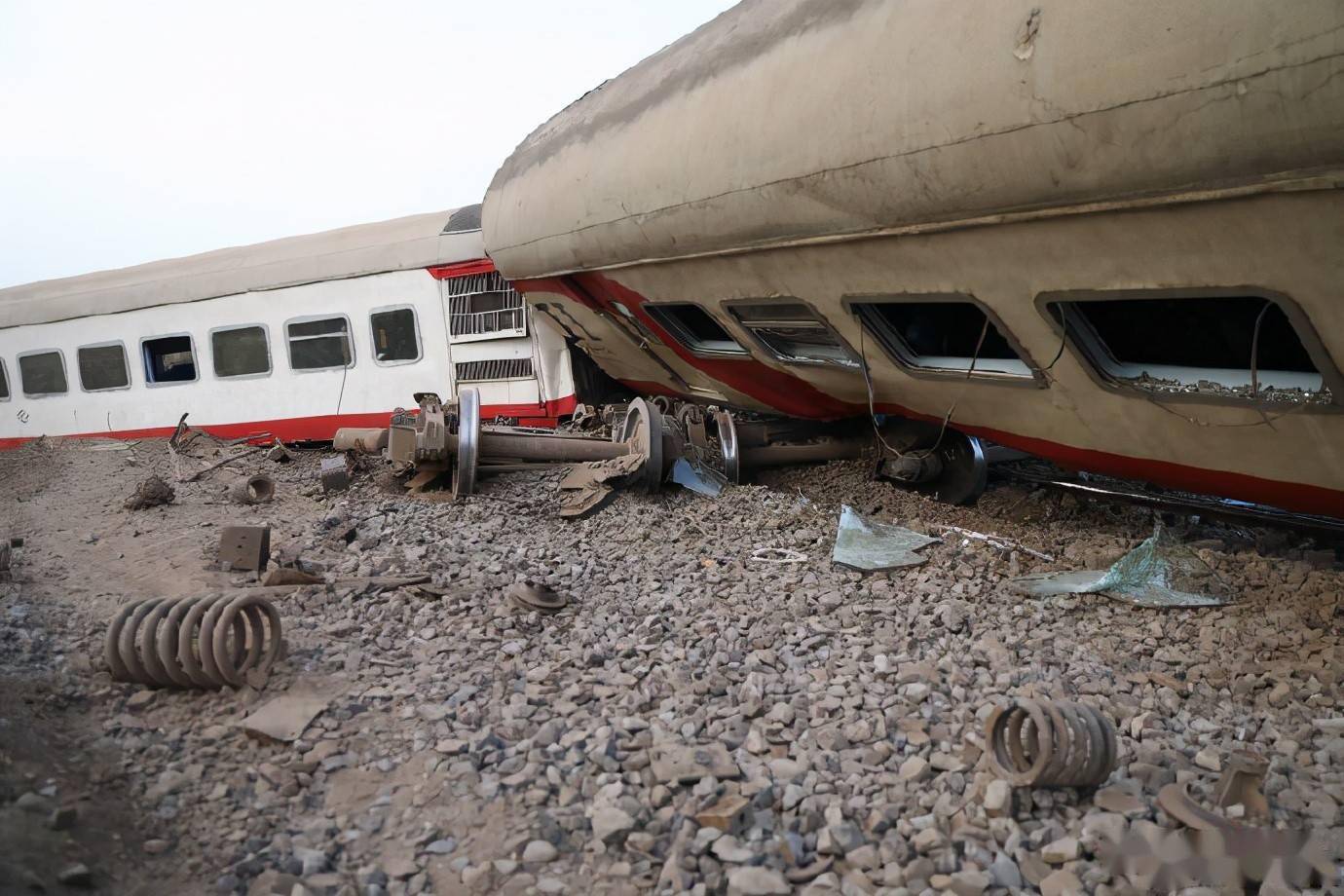 埃及列车脱轨事故已造成23人死亡