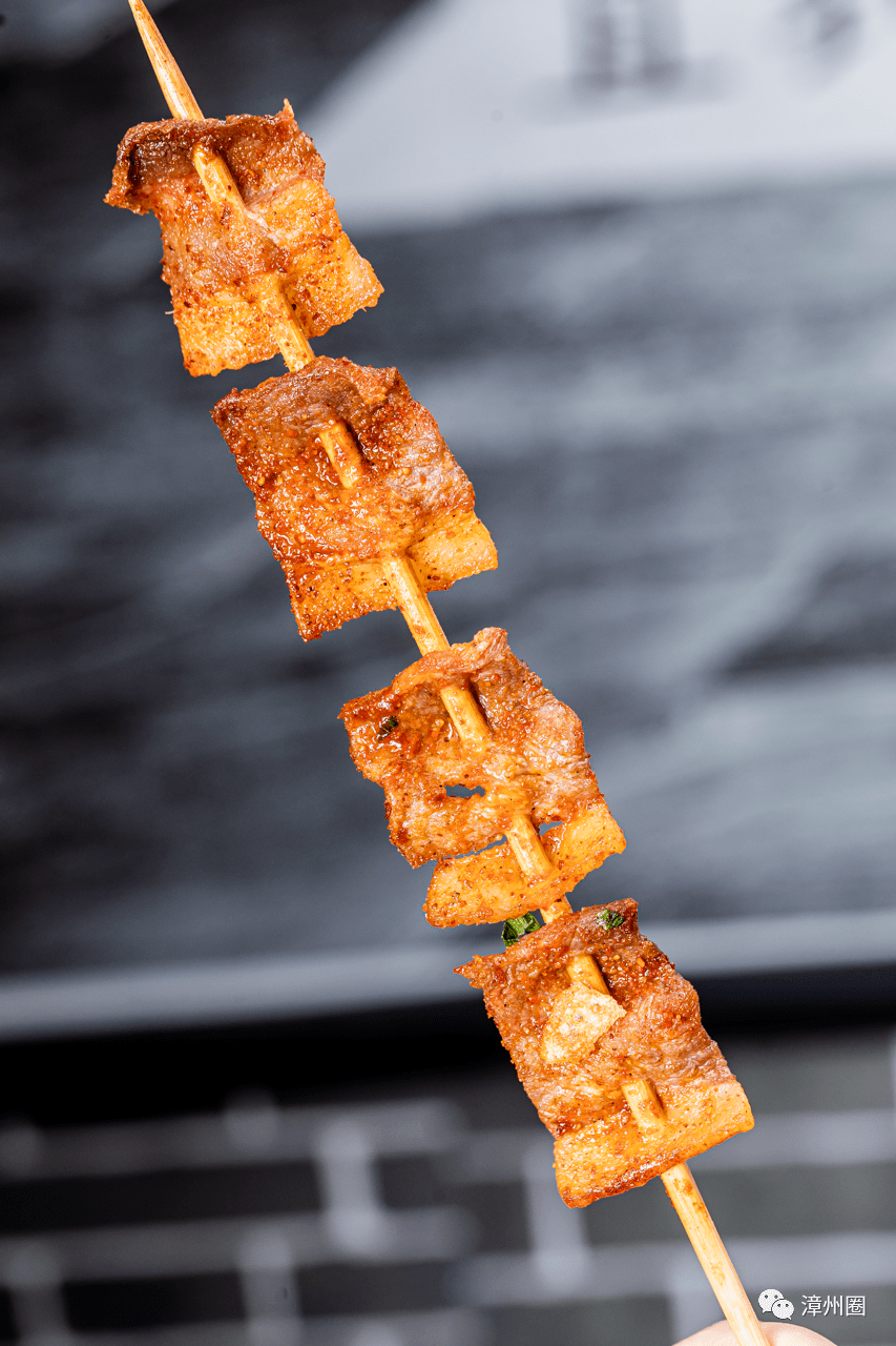 薄薄的豆皮像薯片一样酥脆,"咔滋咔滋~"黄金糕也要点名夸奖,好吃停不