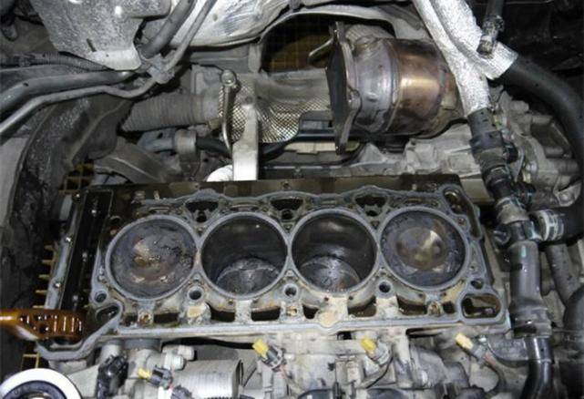 中度烧机油对汽车的影响:发动机怠速不稳,抖动严重,尾气排放超标