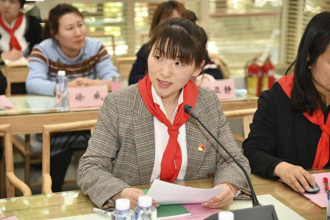 在交流座谈会上,海淀区民族小学书记,校长马万成介绍了学校基本情况