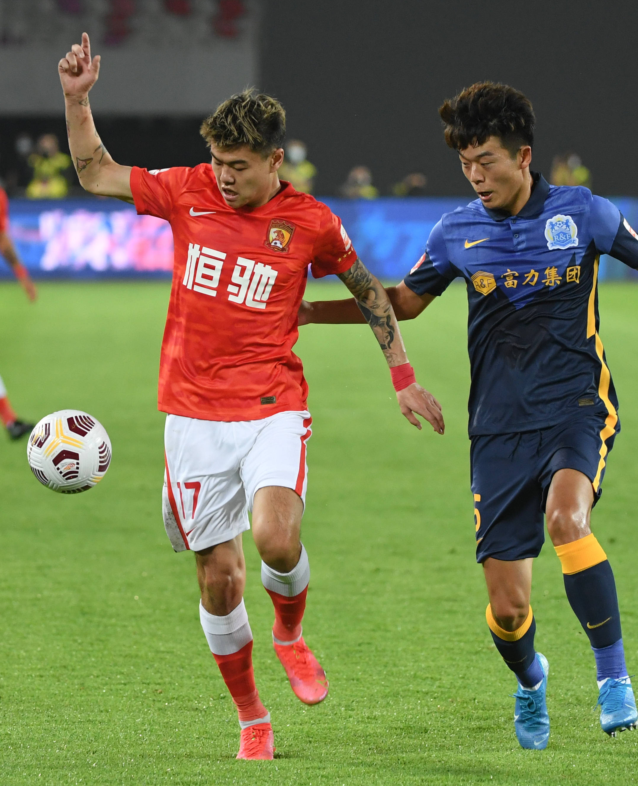 足球中超广州队战平广州城队