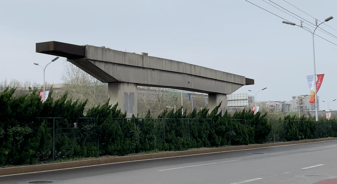 北京西四环主路边上有座烂尾桥孤零零守候20年桥墩开始掉渣