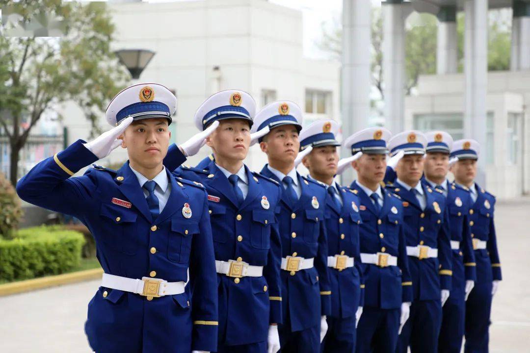 对标两严两准展示队伍风采宝鸡市消防救援支队隆重举行2021年度队列会