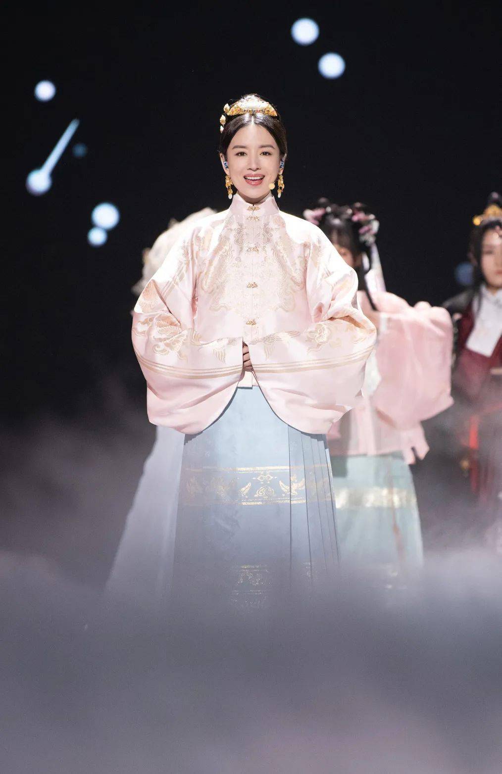 舞台上的姑娘们身着各个朝代不同形制的汉服,仿佛从不同时期的古画中