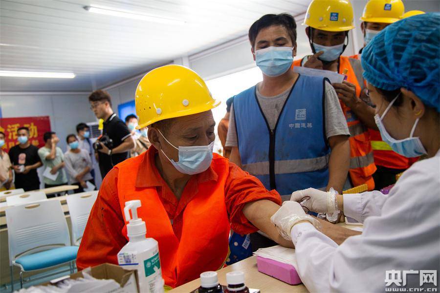 石巖人民醫院在中建幸福社區工人大學堂組織開展一線產業工人體檢活動