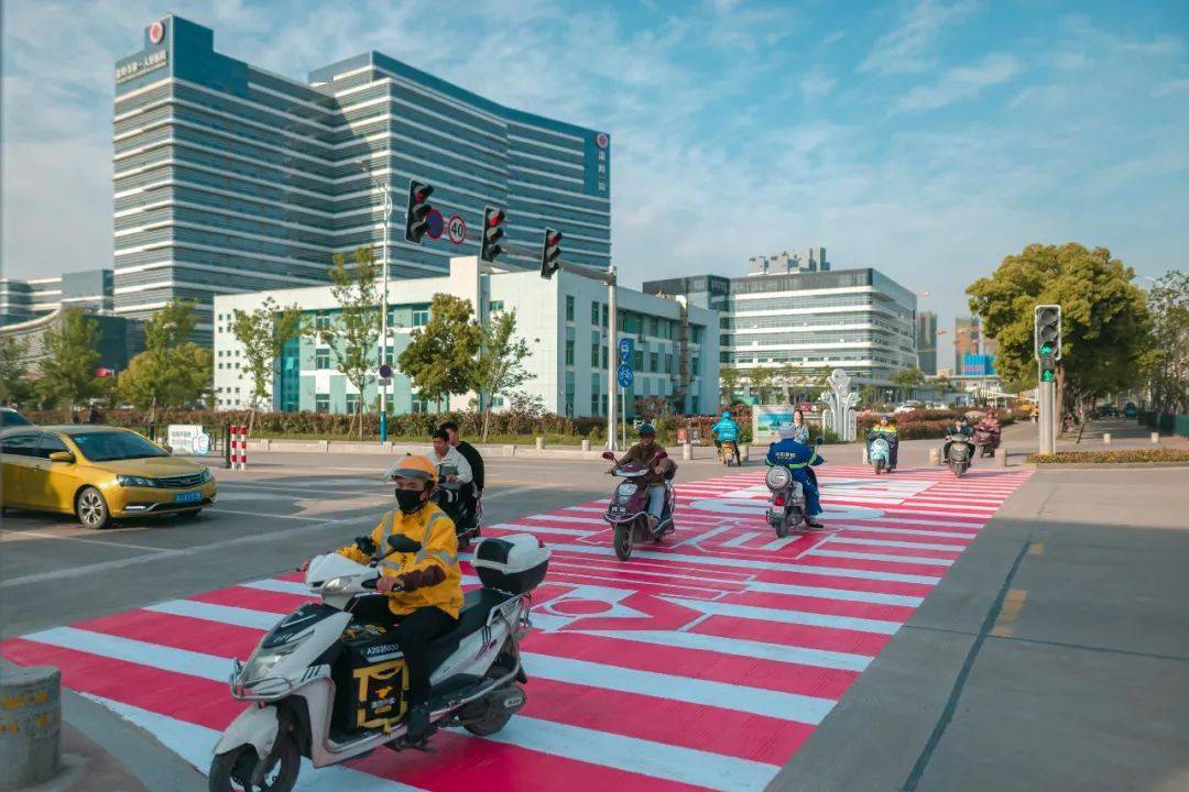 温岭首条爱心斑马线亮相给城市爱的颜色