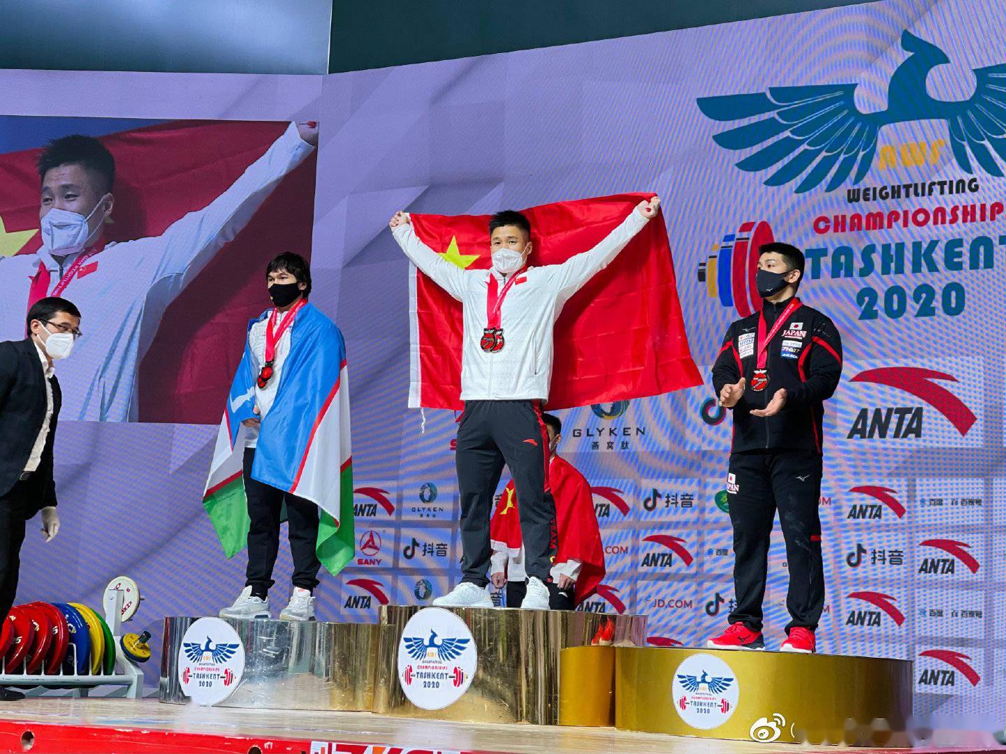 在抓举比赛中,中国选手吕小军,李大银上演巅峰对决,吕小军李大银连破