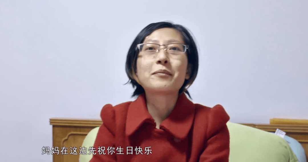 但是录着录着,张丽君开始掉头发,吃饭开始呕吐,洗澡怕人碰到会痛,身上