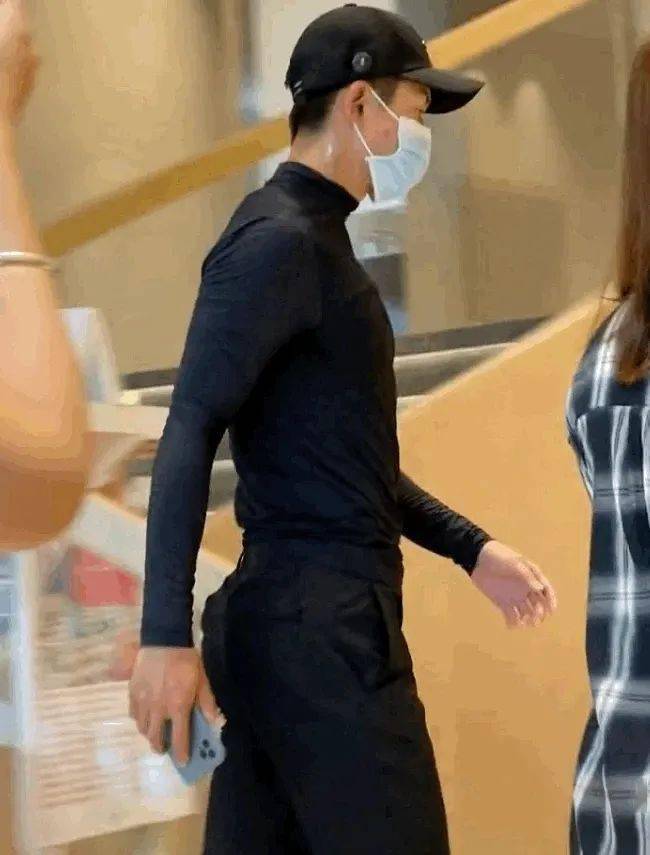 张哲瀚露肉营销?