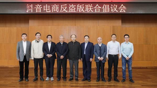 是:少儿出版反盗版联盟理事长孙柱,京版十五社反盗版联盟秘书长伊才晓