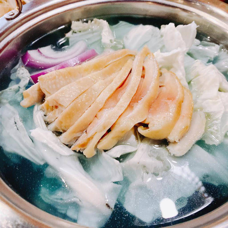 火锅里的蓝眼泪八小时慢熬蓝色汤头超梦幻