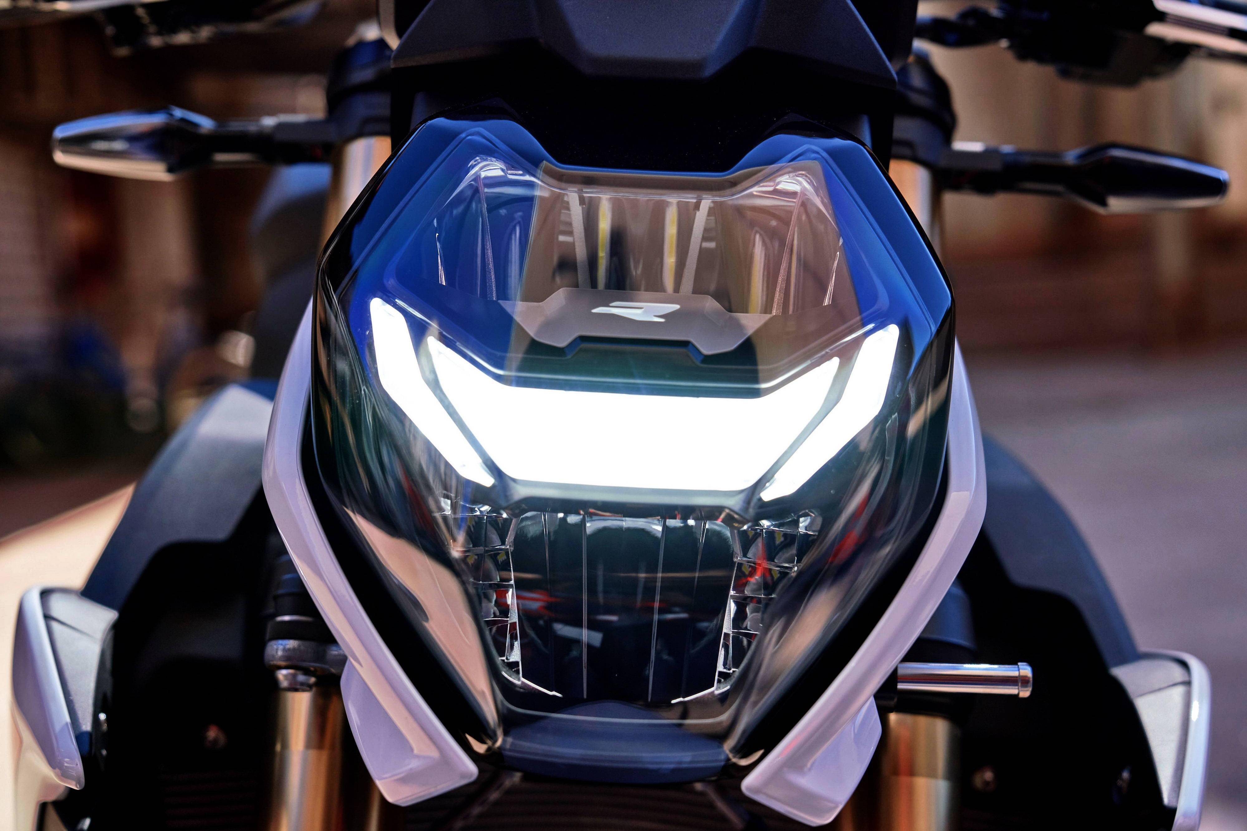 宝马新一代运动街车 2021 s1000r:户外特写
